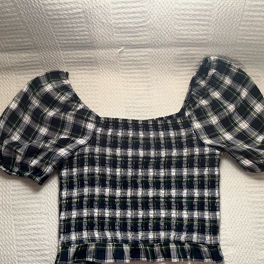 I’m selling an American eagle women’s large blouse it’s green and black.